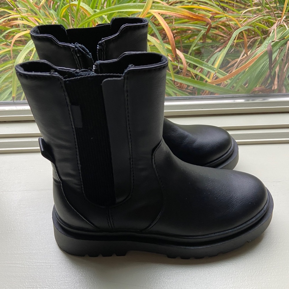 Black children’s chunky boot (higher shaft)
